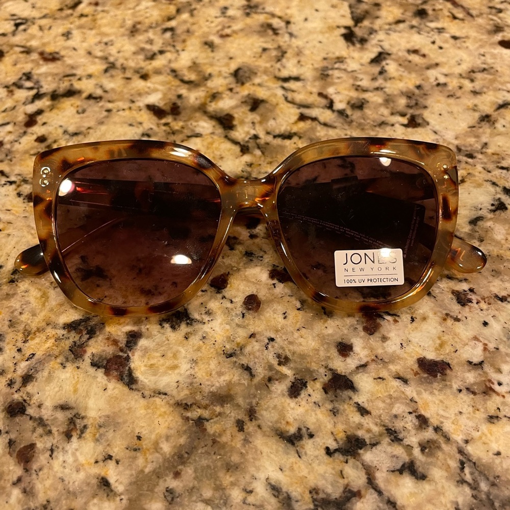 NWT Jones NY Classic Shades